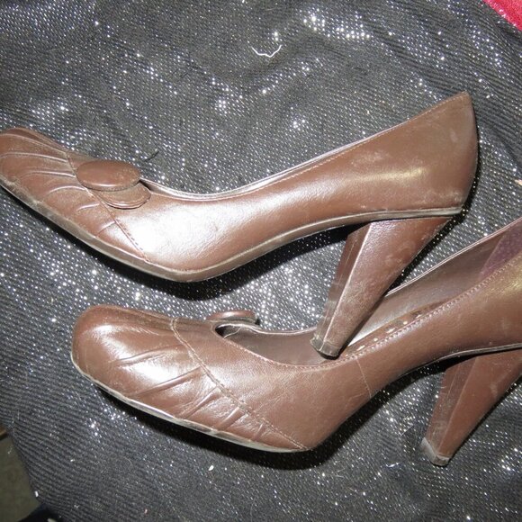 BOGO BCBGeneration BCBGirls Brown Leather Retro Prep Chunky Heel Button Pumps 8 - Picture 7 of 12